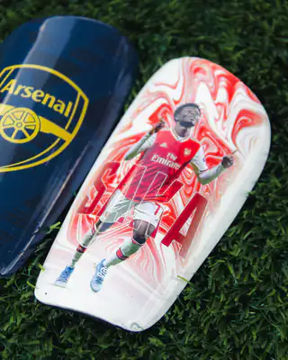 Arsenal fan's shin pads with Saka and a red marble design