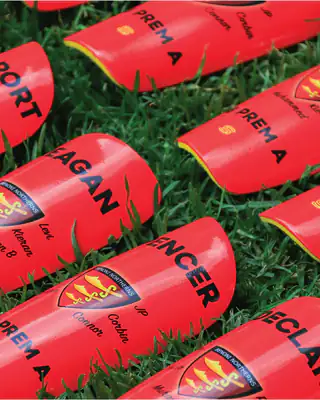 Protège-tibias de club rouges personnalisés