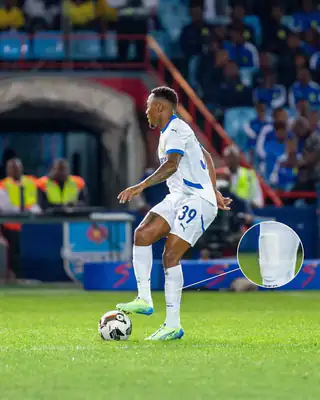 Joueur en action avec des protège-tibias personnalisés